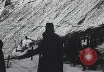 Standbild französische Truppen vorbereiten Stacheldraht Barrikaden Frankreich, 1916, aus Sekunde 22 historischem Filmmaterial Videoclip 65675025516