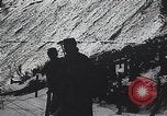 Standbild französische Truppen vorbereiten Stacheldraht Barrikaden Frankreich, 1916, aus Sekunde 23 historischem Filmmaterial Videoclip 65675025516