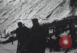 Standbild französische Truppen vorbereiten Stacheldraht Barrikaden Frankreich, 1916, aus Sekunde 24 historischem Filmmaterial Videoclip 65675025516