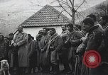 Standbild französische Truppen Teilnahme an der Messe in einem Feld während Ersten Weltkrieg Frankreich, 1916, aus Sekunde 1 historischem Filmmaterial Videoclip 65675025517