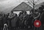 Standbild französische Truppen Teilnahme an der Messe in einem Feld während Ersten Weltkrieg Frankreich, 1916, aus Sekunde 3 historischem Filmmaterial Videoclip 65675025517