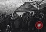 Standbild französische Truppen Teilnahme an der Messe in einem Feld während Ersten Weltkrieg Frankreich, 1916, aus Sekunde 4 historischem Filmmaterial Videoclip 65675025517