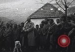 Standbild französische Truppen Teilnahme an der Messe in einem Feld während Ersten Weltkrieg Frankreich, 1916, aus Sekunde 5 historischem Filmmaterial Videoclip 65675025517