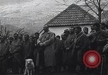 Standbild französische Truppen Teilnahme an der Messe in einem Feld während Ersten Weltkrieg Frankreich, 1916, aus Sekunde 6 historischem Filmmaterial Videoclip 65675025517