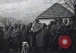 Standbild französische Truppen Teilnahme an der Messe in einem Feld während Ersten Weltkrieg Frankreich, 1916, aus Sekunde 7 historischem Filmmaterial Videoclip 65675025517