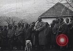 Standbild französische Truppen Teilnahme an der Messe in einem Feld während Ersten Weltkrieg Frankreich, 1916, aus Sekunde 8 historischem Filmmaterial Videoclip 65675025517