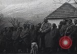 Standbild französische Truppen Teilnahme an der Messe in einem Feld während Ersten Weltkrieg Frankreich, 1916, aus Sekunde 9 historischem Filmmaterial Videoclip 65675025517