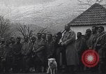 Standbild französische Truppen Teilnahme an der Messe in einem Feld während Ersten Weltkrieg Frankreich, 1916, aus Sekunde 10 historischem Filmmaterial Videoclip 65675025517