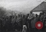 Standbild französische Truppen Teilnahme an der Messe in einem Feld während Ersten Weltkrieg Frankreich, 1916, aus Sekunde 11 historischem Filmmaterial Videoclip 65675025517