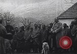 Standbild französische Truppen Teilnahme an der Messe in einem Feld während Ersten Weltkrieg Frankreich, 1916, aus Sekunde 12 historischem Filmmaterial Videoclip 65675025517