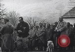 Standbild französische Truppen Teilnahme an der Messe in einem Feld während Ersten Weltkrieg Frankreich, 1916, aus Sekunde 13 historischem Filmmaterial Videoclip 65675025517