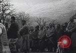 Standbild französische Truppen Teilnahme an der Messe in einem Feld während Ersten Weltkrieg Frankreich, 1916, aus Sekunde 15 historischem Filmmaterial Videoclip 65675025517