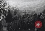 Standbild französische Truppen Teilnahme an der Messe in einem Feld während Ersten Weltkrieg Frankreich, 1916, aus Sekunde 16 historischem Filmmaterial Videoclip 65675025517