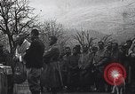 Standbild französische Truppen Teilnahme an der Messe in einem Feld während Ersten Weltkrieg Frankreich, 1916, aus Sekunde 17 historischem Filmmaterial Videoclip 65675025517