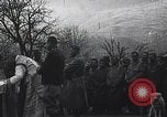 Standbild französische Truppen Teilnahme an der Messe in einem Feld während Ersten Weltkrieg Frankreich, 1916, aus Sekunde 18 historischem Filmmaterial Videoclip 65675025517