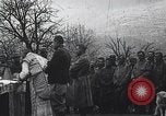 Standbild französische Truppen Teilnahme an der Messe in einem Feld während Ersten Weltkrieg Frankreich, 1916, aus Sekunde 19 historischem Filmmaterial Videoclip 65675025517