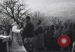 Standbild französische Truppen Teilnahme an der Messe in einem Feld während Ersten Weltkrieg Frankreich, 1916, aus Sekunde 20 historischem Filmmaterial Videoclip 65675025517