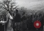 Standbild französische Truppen Teilnahme an der Messe in einem Feld während Ersten Weltkrieg Frankreich, 1916, aus Sekunde 21 historischem Filmmaterial Videoclip 65675025517