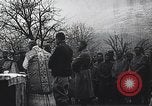 Standbild französische Truppen Teilnahme an der Messe in einem Feld während Ersten Weltkrieg Frankreich, 1916, aus Sekunde 22 historischem Filmmaterial Videoclip 65675025517