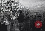Standbild französische Truppen Teilnahme an der Messe in einem Feld während Ersten Weltkrieg Frankreich, 1916, aus Sekunde 24 historischem Filmmaterial Videoclip 65675025517