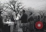 Standbild französische Truppen Teilnahme an der Messe in einem Feld während Ersten Weltkrieg Frankreich, 1916, aus Sekunde 25 historischem Filmmaterial Videoclip 65675025517