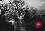 Standbild französische Truppen Teilnahme an der Messe in einem Feld während Ersten Weltkrieg Frankreich, 1916, aus Sekunde 28 historischem Filmmaterial Videoclip 65675025517