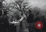 Standbild französische Truppen Teilnahme an der Messe in einem Feld während Ersten Weltkrieg Frankreich, 1916, aus Sekunde 29 historischem Filmmaterial Videoclip 65675025517