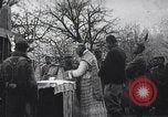 Standbild französische Truppen Teilnahme an der Messe in einem Feld während Ersten Weltkrieg Frankreich, 1916, aus Sekunde 30 historischem Filmmaterial Videoclip 65675025517