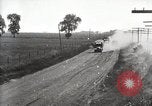Immagine di Stati Uniti Esercito convoglio motore carrello ribaltato Fulton Illinois USA, 1919, secondo 6 filmato di repertorio 65675025547