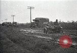 Standbild US Army motor convoy Fahrzeuge verlangsamt in Schlamm Nebraska USA, 1919, aus Sekunde 1 historischem Filmmaterial Videoclip 65675025549