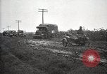 Standbild US Army motor convoy Fahrzeuge verlangsamt in Schlamm Nebraska USA, 1919, aus Sekunde 3 historischem Filmmaterial Videoclip 65675025549