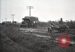 Standbild US Army motor convoy Fahrzeuge verlangsamt in Schlamm Nebraska USA, 1919, aus Sekunde 4 historischem Filmmaterial Videoclip 65675025549