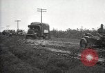 Standbild US Army motor convoy Fahrzeuge verlangsamt in Schlamm Nebraska USA, 1919, aus Sekunde 5 historischem Filmmaterial Videoclip 65675025549