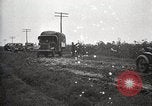 Standbild US Army motor convoy Fahrzeuge verlangsamt in Schlamm Nebraska USA, 1919, aus Sekunde 6 historischem Filmmaterial Videoclip 65675025549