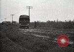 Standbild US Army motor convoy Fahrzeuge verlangsamt in Schlamm Nebraska USA, 1919, aus Sekunde 7 historischem Filmmaterial Videoclip 65675025549