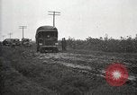 Standbild US Army motor convoy Fahrzeuge verlangsamt in Schlamm Nebraska USA, 1919, aus Sekunde 8 historischem Filmmaterial Videoclip 65675025549
