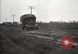 Standbild US Army motor convoy Fahrzeuge verlangsamt in Schlamm Nebraska USA, 1919, aus Sekunde 9 historischem Filmmaterial Videoclip 65675025549