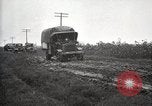 Standbild US Army motor convoy Fahrzeuge verlangsamt in Schlamm Nebraska USA, 1919, aus Sekunde 10 historischem Filmmaterial Videoclip 65675025549