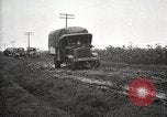 Standbild US Army motor convoy Fahrzeuge verlangsamt in Schlamm Nebraska USA, 1919, aus Sekunde 11 historischem Filmmaterial Videoclip 65675025549