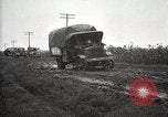 Standbild US Army motor convoy Fahrzeuge verlangsamt in Schlamm Nebraska USA, 1919, aus Sekunde 12 historischem Filmmaterial Videoclip 65675025549