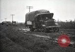 Standbild US Army motor convoy Fahrzeuge verlangsamt in Schlamm Nebraska USA, 1919, aus Sekunde 13 historischem Filmmaterial Videoclip 65675025549