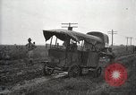 Standbild US Army motor convoy Fahrzeuge verlangsamt in Schlamm Nebraska USA, 1919, aus Sekunde 15 historischem Filmmaterial Videoclip 65675025549
