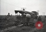Standbild US Army motor convoy Fahrzeuge verlangsamt in Schlamm Nebraska USA, 1919, aus Sekunde 17 historischem Filmmaterial Videoclip 65675025549