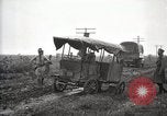 Standbild US Army motor convoy Fahrzeuge verlangsamt in Schlamm Nebraska USA, 1919, aus Sekunde 19 historischem Filmmaterial Videoclip 65675025549