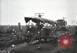 Standbild US Army motor convoy Fahrzeuge verlangsamt in Schlamm Nebraska USA, 1919, aus Sekunde 20 historischem Filmmaterial Videoclip 65675025549