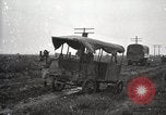 Standbild US Army motor convoy Fahrzeuge verlangsamt in Schlamm Nebraska USA, 1919, aus Sekunde 23 historischem Filmmaterial Videoclip 65675025549