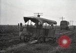 Standbild US Army motor convoy Fahrzeuge verlangsamt in Schlamm Nebraska USA, 1919, aus Sekunde 25 historischem Filmmaterial Videoclip 65675025549
