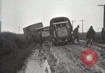 Standbild US Army motor convoy Fahrzeuge verlangsamt in Schlamm Nebraska USA, 1919, aus Sekunde 26 historischem Filmmaterial Videoclip 65675025549