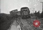 Standbild US Army motor convoy Fahrzeuge verlangsamt in Schlamm Nebraska USA, 1919, aus Sekunde 27 historischem Filmmaterial Videoclip 65675025549