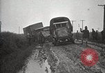 Standbild US Army motor convoy Fahrzeuge verlangsamt in Schlamm Nebraska USA, 1919, aus Sekunde 28 historischem Filmmaterial Videoclip 65675025549